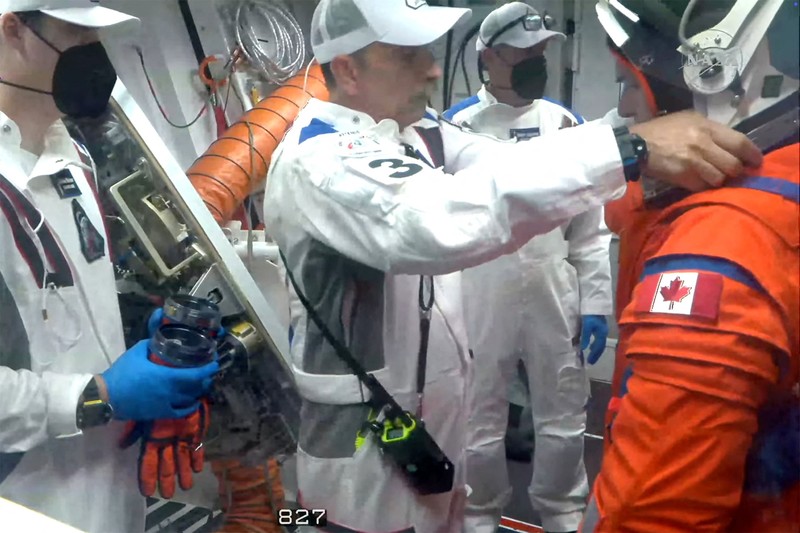 Awak misi peluncuran Artemis II untuk terbang melewati bulan untuk perjalanan mereka ke landasan peluncuran 39B di Pusat Luar Angkasa Kennedy di Cape Canaveral, Florida, AS, 1 April 2026. (REUTERS/Joe Skipper)