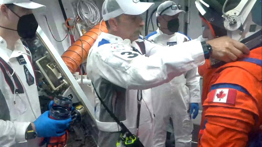 Awak misi peluncuran Artemis II untuk terbang melewati bulan untuk perjalanan mereka ke landasan peluncuran 39B di Pusat Luar Angkasa Kennedy di Cape Canaveral, Florida, AS, 1 April 2026. (REUTERS/Joe Skipper)