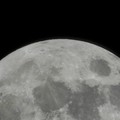 Bulan saat fase sabit membesar di atas Ronda, Spanyol, setelah peluncuran misi lintas bulan Artemis II NASA, dengan roket bulan generasi berikutnya, roket Space Launch System (SLS) dan kapsul awak Orion, 2 April 2026. (REUTERS/Jon Nazca)