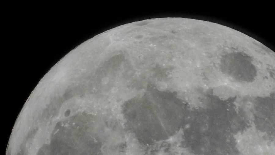 Awak misi peluncuran Artemis II untuk terbang melewati bulan untuk perjalanan mereka ke landasan peluncuran 39B di Pusat Luar Angkasa Kennedy di Cape Canaveral, Florida, AS, 1 April 2026. (REUTERS/Joe Skipper)