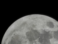 Bulan saat fase sabit membesar di atas Ronda, Spanyol, setelah peluncuran misi lintas bulan Artemis II NASA, dengan roket bulan generasi berikutnya, roket Space Launch System (SLS) dan kapsul awak Orion, 2 April 2026. (REUTERS/Jon Nazca)