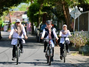Bupati Ipuk Gowes 2 Km ke Kantor, Ajak ASN Banyuwangi Hemat BBM