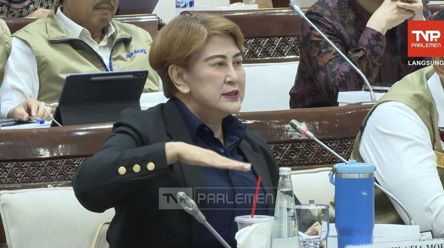 Dirut Perum Damri, Setia N. Milatia Moemin saat memberikan laporan dalam rapat dengar pendapat (RDP) bersama Komisi XI DPR RI, Kamis (2/4/2026). (Tangkapan Layar Youtube/TVR Parlemen)