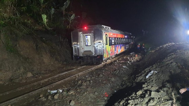 KA Masih Berjalan Lambat di Dekat Terowongan Sasaksaat Efek Longsor