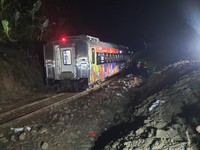 KA Masih Berjalan Lambat di Dekat Terowongan Sasaksaat Efek Longsor