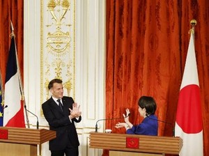 PM Jepang Adu Kamehameha Ala Dragon Ball Saat Bertemu Presiden Prancis