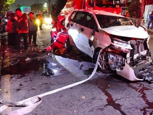 Sopir Mengantuk, Avanza Tabrak Truk Tangki hingga Terbalik di Perak