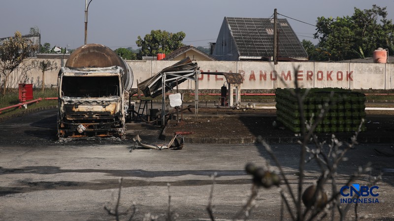 Kondisi usai kebakaran melanda Stasiun Pengisian Bulk Elpiji (SPBE) di Cimuning, Kecamatan Mustika Jaya, Kota Bekasi, Jawa Barat, Kamis (2/4/2026). (CNBC Indonesia/Faisal Rahman)