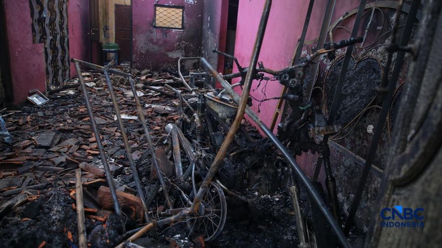 Kondisi usai kebakaran melanda Stasiun Pengisian Bulk Elpiji (SPBE) di Cimuning, Kecamatan Mustika Jaya, Kota Bekasi, Jawa Barat, Kamis (2/4/2026). (CNBC Indonesia/Faisal Rahman)