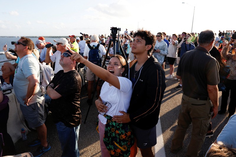 Awak misi peluncuran Artemis II untuk terbang melewati bulan untuk perjalanan mereka ke landasan peluncuran 39B di Pusat Luar Angkasa Kennedy di Cape Canaveral, Florida, AS, 1 April 2026. (REUTERS/Joe Skipper)
