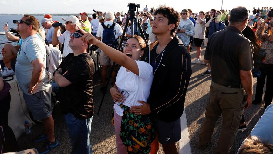Awak misi peluncuran Artemis II untuk terbang melewati bulan untuk perjalanan mereka ke landasan peluncuran 39B di Pusat Luar Angkasa Kennedy di Cape Canaveral, Florida, AS, 1 April 2026. (REUTERS/Joe Skipper)
