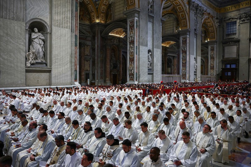 Paus Leo XIV tiba untuk memimpin Misa Krisma di Basilika Santo Petrus di Vatikan, 2 April 2026. (REUTERS/Guglielmo Mangiapane)
