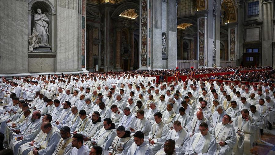 Paus Leo XIV tiba untuk memimpin Misa Krisma di Basilika Santo Petrus di Vatikan, 2 April 2026. (REUTERS/Guglielmo Mangiapane)