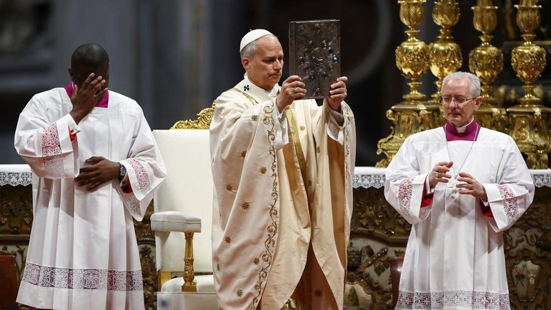 Paus Leo XIV tiba untuk memimpin Misa Krisma di Basilika Santo Petrus di Vatikan, 2 April 2026. (REUTERS/Guglielmo Mangiapane)