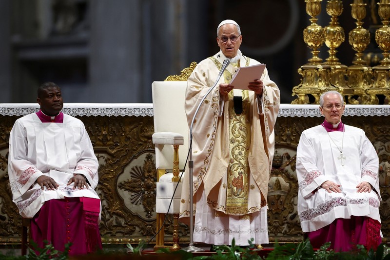 Paus Leo XIV tiba untuk memimpin Misa Krisma di Basilika Santo Petrus di Vatikan, 2 April 2026. (REUTERS/Guglielmo Mangiapane)
