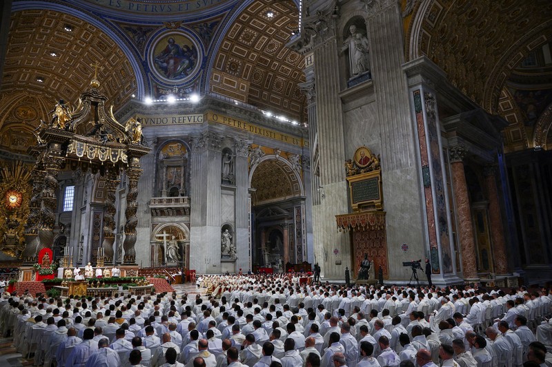 Paus Leo XIV tiba untuk memimpin Misa Krisma di Basilika Santo Petrus di Vatikan, 2 April 2026. (REUTERS/Guglielmo Mangiapane)
