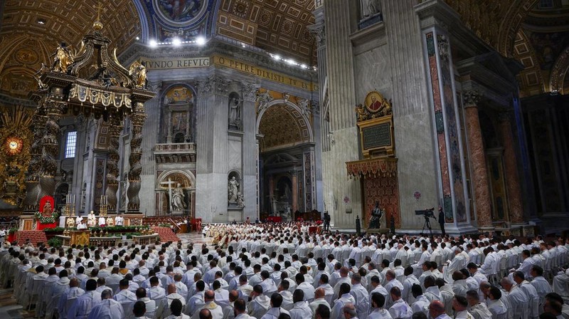 Paus Leo XIV tiba untuk memimpin Misa Krisma di Basilika Santo Petrus di Vatikan, 2 April 2026. (REUTERS/Guglielmo Mangiapane)
