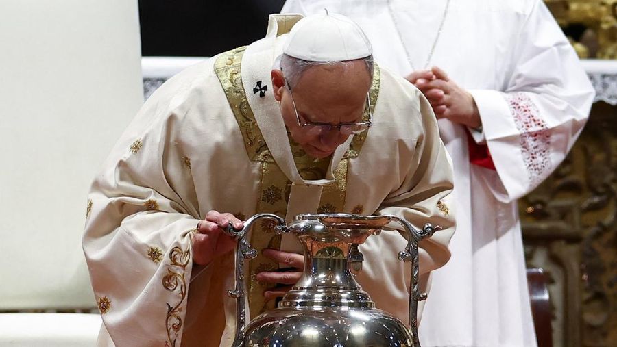 Paus Leo XIV tiba untuk memimpin Misa Krisma di Basilika Santo Petrus di Vatikan, 2 April 2026. (REUTERS/Guglielmo Mangiapane)