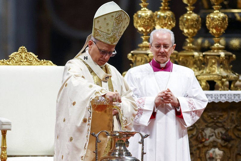 Paus Leo XIV tiba untuk memimpin Misa Krisma di Basilika Santo Petrus di Vatikan, 2 April 2026. (REUTERS/Guglielmo Mangiapane)