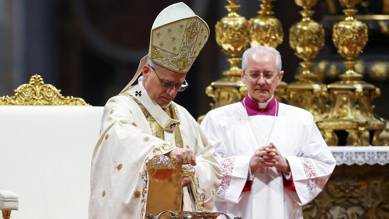 Paus Leo XIV tiba untuk memimpin Misa Krisma di Basilika Santo Petrus di Vatikan, 2 April 2026. (REUTERS/Guglielmo Mangiapane)