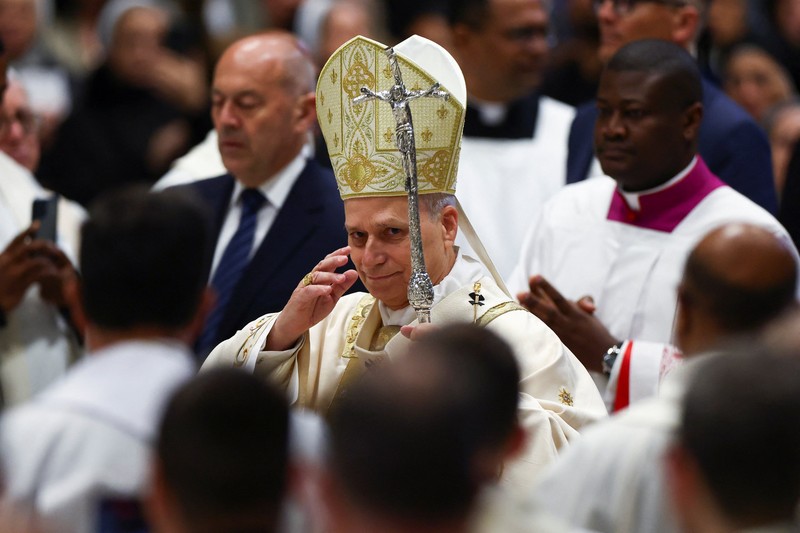 Paus Leo XIV tiba untuk memimpin Misa Krisma di Basilika Santo Petrus di Vatikan, 2 April 2026. (REUTERS/Guglielmo Mangiapane)