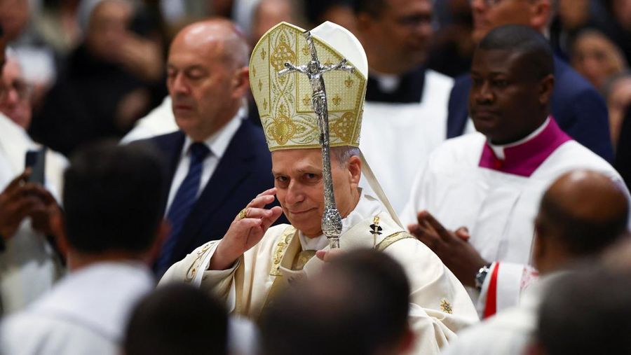 Paus Leo XIV tiba untuk memimpin Misa Krisma di Basilika Santo Petrus di Vatikan, 2 April 2026. (REUTERS/Guglielmo Mangiapane)