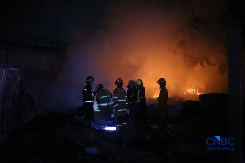 Petugas pemadam kebakaran berusaha memadamkan api pada bangunan yang terdampak setelah Stasiun Pengisian Bulk Elpiji (SPBE) di Cimuning, Mustika Jaya, Bekasi, mengalami kebakaran hebat pada Rabu (1/4/2026) malam. (CNBC Indonesia/Tias Budiarto)