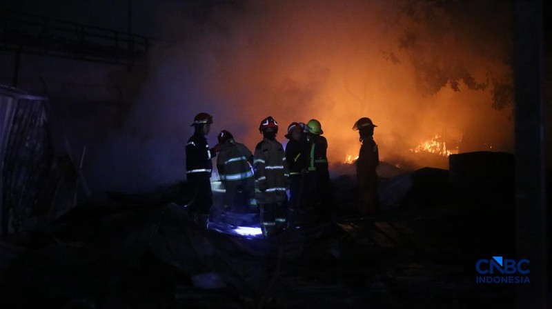 Petugas pemadam kebakaran berusaha memadamkan api pada bangunan yang terdampak setelah Stasiun Pengisian Bulk Elpiji (SPBE) di Cimuning, Mustika Jaya, Bekasi, mengalami kebakaran hebat pada Rabu (1/4/2026) malam. (CNBC Indonesia/Tias Budiarto)