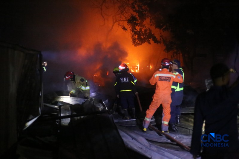 Petugas pemadam kebakaran berusaha memadamkan api pada bangunan yang terdampak setelah Stasiun Pengisian Bulk Elpiji (SPBE) di Cimuning, Mustika Jaya, Bekasi, mengalami kebakaran hebat pada Rabu (1/4/2026) malam. (CNBC Indonesia/Tias Budiarto)