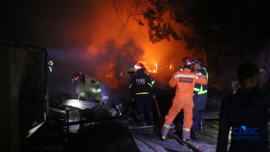 Petugas pemadam kebakaran berusaha memadamkan api pada bangunan yang terdampak setelah Stasiun Pengisian Bulk Elpiji (SPBE) di Cimuning, Mustika Jaya, Bekasi, mengalami kebakaran hebat pada Rabu (1/4/2026) malam. (CNBC Indonesia/Tias Budiarto)