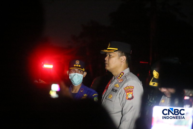 Petugas pemadam kebakaran berusaha memadamkan api pada bangunan yang terdampak setelah Stasiun Pengisian Bulk Elpiji (SPBE) di Cimuning, Mustika Jaya, Bekasi, mengalami kebakaran hebat pada Rabu (1/4/2026) malam. (CNBC Indonesia/Tias Budiarto)