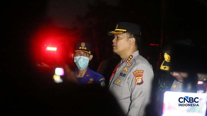 Petugas pemadam kebakaran berusaha memadamkan api pada bangunan yang terdampak setelah Stasiun Pengisian Bulk Elpiji (SPBE) di Cimuning, Mustika Jaya, Bekasi, mengalami kebakaran hebat pada Rabu (1/4/2026) malam. (CNBC Indonesia/Tias Budiarto)