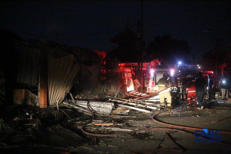 Petugas pemadam kebakaran berusaha memadamkan api pada bangunan yang terdampak setelah Stasiun Pengisian Bulk Elpiji (SPBE) di Cimuning, Mustika Jaya, Bekasi, mengalami kebakaran hebat pada Rabu (1/4/2026) malam. (CNBC Indonesia/Tias Budiarto)