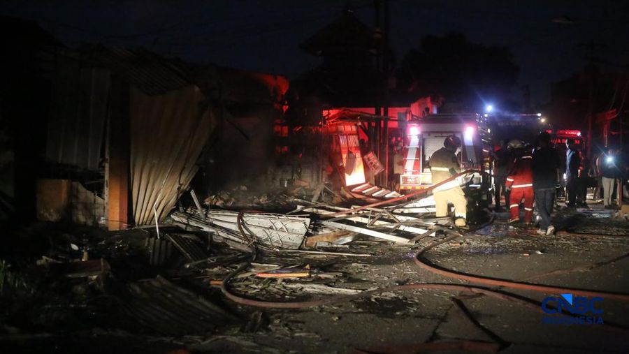 Petugas pemadam kebakaran berusaha memadamkan api pada bangunan yang terdampak setelah Stasiun Pengisian Bulk Elpiji (SPBE) di Cimuning, Mustika Jaya, Bekasi, mengalami kebakaran hebat pada Rabu (1/4/2026) malam. (CNBC Indonesia/Tias Budiarto)