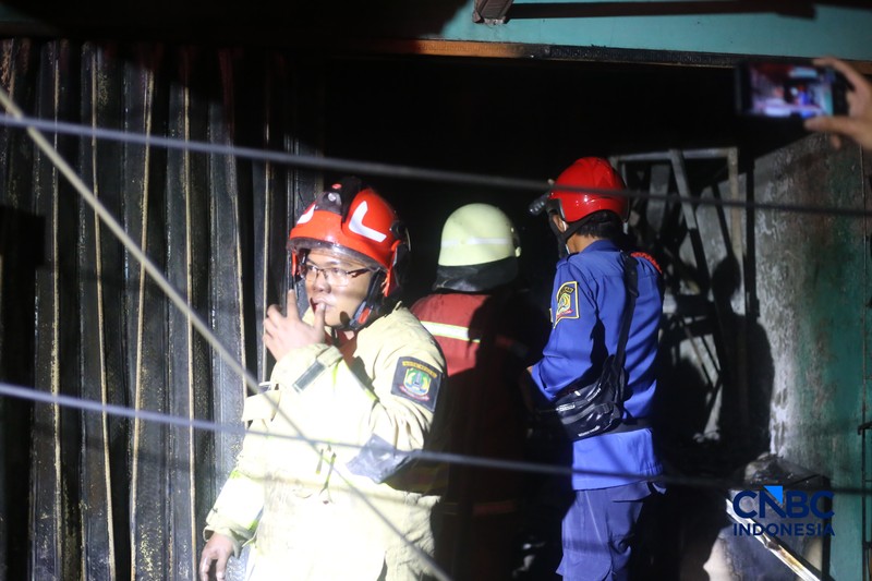 Petugas pemadam kebakaran berusaha memadamkan api pada bangunan yang terdampak setelah Stasiun Pengisian Bulk Elpiji (SPBE) di Cimuning, Mustika Jaya, Bekasi, mengalami kebakaran hebat pada Rabu (1/4/2026) malam. (CNBC Indonesia/Tias Budiarto)