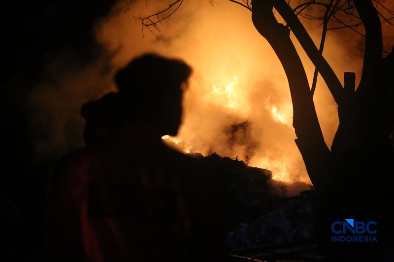 Petugas pemadam kebakaran berusaha memadamkan api pada bangunan yang terdampak setelah Stasiun Pengisian Bulk Elpiji (SPBE) di Cimuning, Mustika Jaya, Bekasi, mengalami kebakaran hebat pada Rabu (1/4/2026) malam. (CNBC Indonesia/Tias Budiarto)