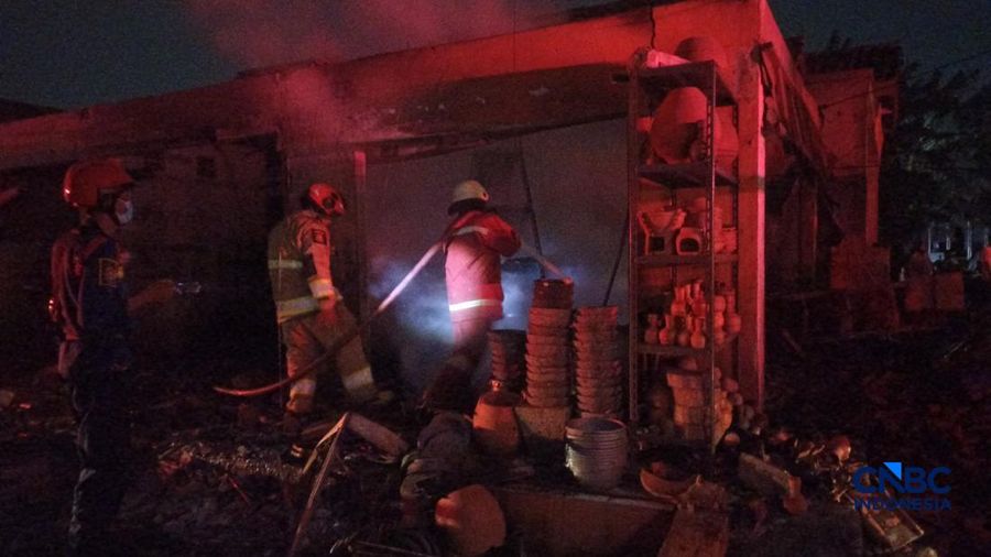 Petugas pemadam kebakaran berusaha memadamkan api pada bangunan yang terdampak setelah Stasiun Pengisian Bulk Elpiji (SPBE) di Cimuning, Mustika Jaya, Bekasi, mengalami kebakaran hebat pada Rabu (1/4/2026) malam. (CNBC Indonesia/Tias Budiarto)