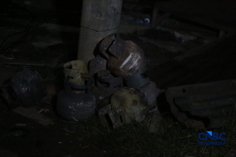 Petugas pemadam kebakaran berusaha memadamkan api pada bangunan yang terdampak setelah Stasiun Pengisian Bulk Elpiji (SPBE) di Cimuning, Mustika Jaya, Bekasi, mengalami kebakaran hebat pada Rabu (1/4/2026) malam. (CNBC Indonesia/Tias Budiarto)