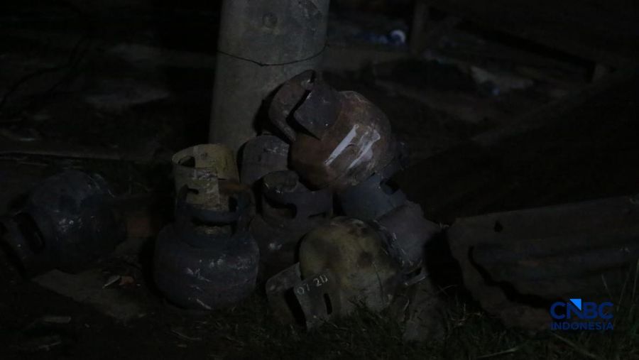 Petugas pemadam kebakaran berusaha memadamkan api pada bangunan yang terdampak setelah Stasiun Pengisian Bulk Elpiji (SPBE) di Cimuning, Mustika Jaya, Bekasi, mengalami kebakaran hebat pada Rabu (1/4/2026) malam. (CNBC Indonesia/Tias Budiarto)