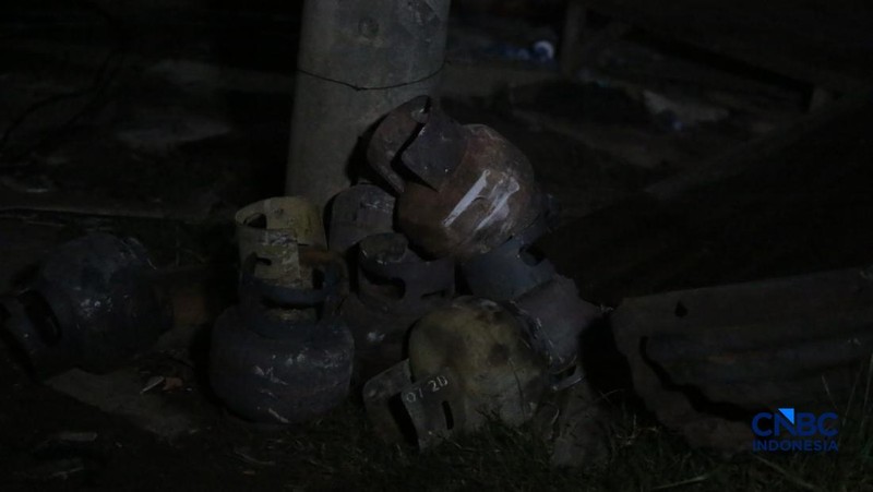 Petugas pemadam kebakaran berusaha memadamkan api pada bangunan yang terdampak setelah Stasiun Pengisian Bulk Elpiji (SPBE) di Cimuning, Mustika Jaya, Bekasi, mengalami kebakaran hebat pada Rabu (1/4/2026) malam. (CNBC Indonesia/Tias Budiarto)