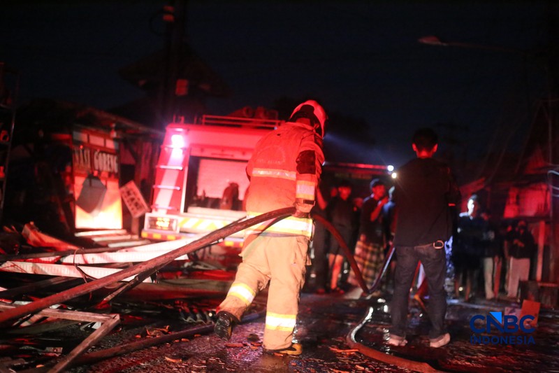 Petugas pemadam kebakaran berusaha memadamkan api pada bangunan yang terdampak setelah Stasiun Pengisian Bulk Elpiji (SPBE) di Cimuning, Mustika Jaya, Bekasi, mengalami kebakaran hebat pada Rabu (1/4/2026) malam. (CNBC Indonesia/Tias Budiarto)