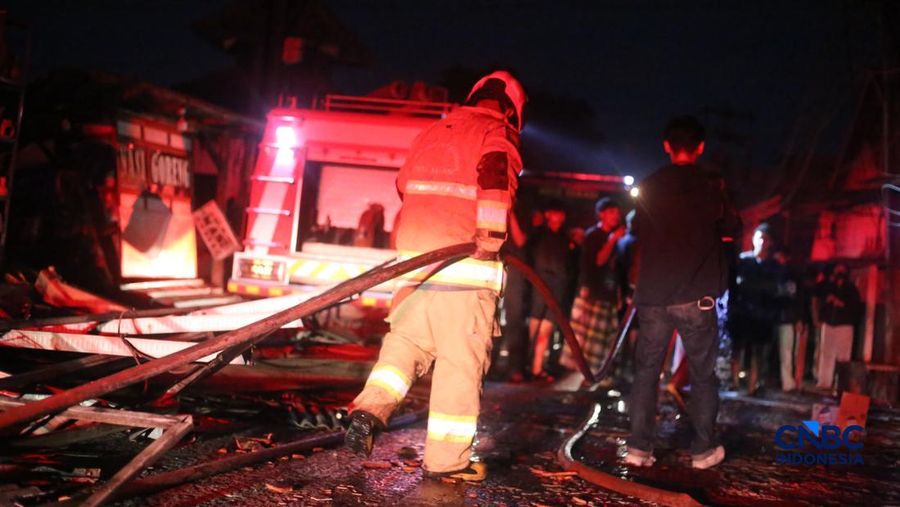 Petugas pemadam kebakaran berusaha memadamkan api pada bangunan yang terdampak setelah Stasiun Pengisian Bulk Elpiji (SPBE) di Cimuning, Mustika Jaya, Bekasi, mengalami kebakaran hebat pada Rabu (1/4/2026) malam. (CNBC Indonesia/Tias Budiarto)