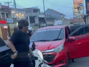 Polisi Sergap Mobil Merah Pengangkut Ribuan Pil Terlarang di Cirebon