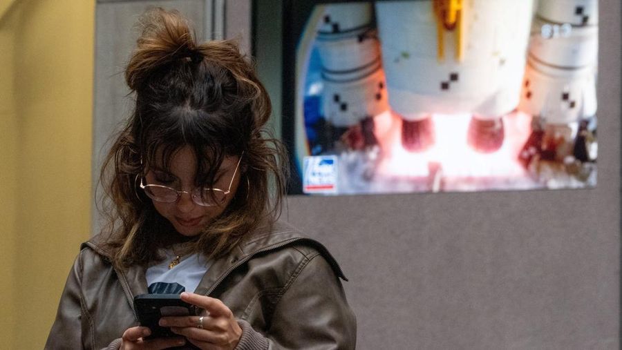 Awak misi peluncuran Artemis II untuk terbang melewati bulan untuk perjalanan mereka ke landasan peluncuran 39B di Pusat Luar Angkasa Kennedy di Cape Canaveral, Florida, AS, 1 April 2026. (REUTERS/Joe Skipper)