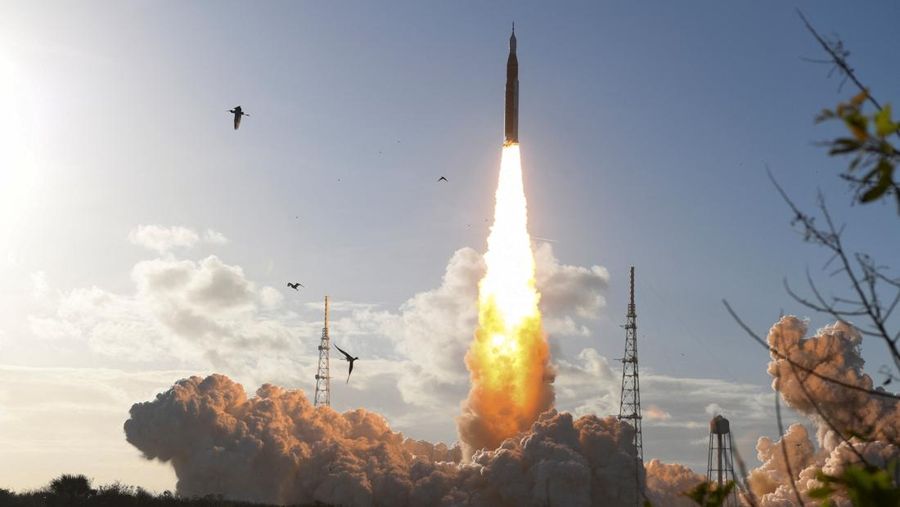 SLS (Space Launch System) diluncurkan dengan awak Artemis II di atas pesawat ruang angkasa Orion pada 1 April 2026, di Pusat Luar Angkasa Kennedy NASA di Florida. (REUTERS/Joe Skipper)