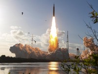 Roket NASA Pagi Ini Meluncur Bawa Manusia Kembali ke Bulan