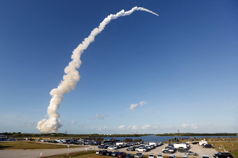 Awak misi peluncuran Artemis II untuk terbang melewati bulan untuk perjalanan mereka ke landasan peluncuran 39B di Pusat Luar Angkasa Kennedy di Cape Canaveral, Florida, AS, 1 April 2026. (REUTERS/Joe Skipper)