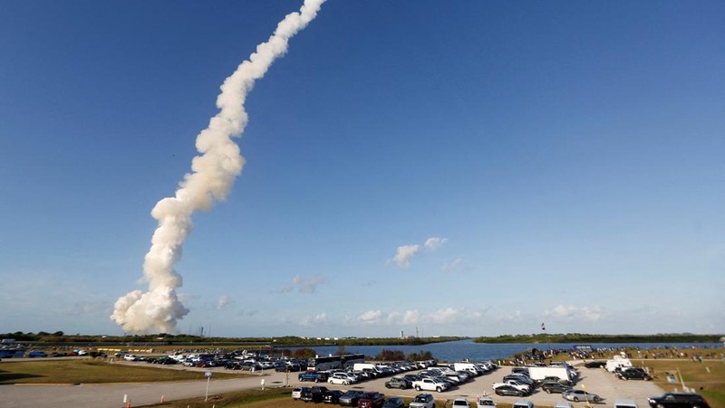 Awak misi peluncuran Artemis II untuk terbang melewati bulan untuk perjalanan mereka ke landasan peluncuran 39B di Pusat Luar Angkasa Kennedy di Cape Canaveral, Florida, AS, 1 April 2026. (REUTERS/Joe Skipper)