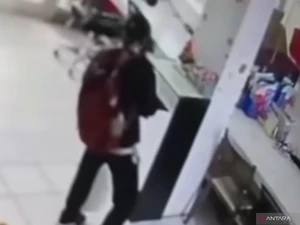 Viral Nenek Santuy Gondol TV 30 Inci di Ruko Jatinegara