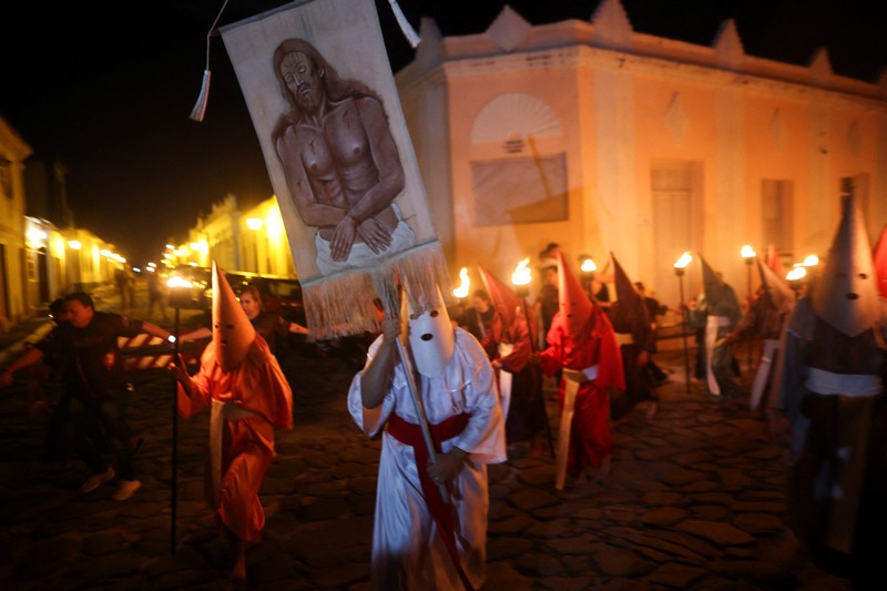 Umat ​​Katolik berkerudung menghadiri Prosesi Obor, yang dikenal sebagai Prosesi Fogareu, selama Pekan Suci di Goias, Negara Bagian Goias, Brasil, 2 April 2026. (REUTERS/Adriano Machado)